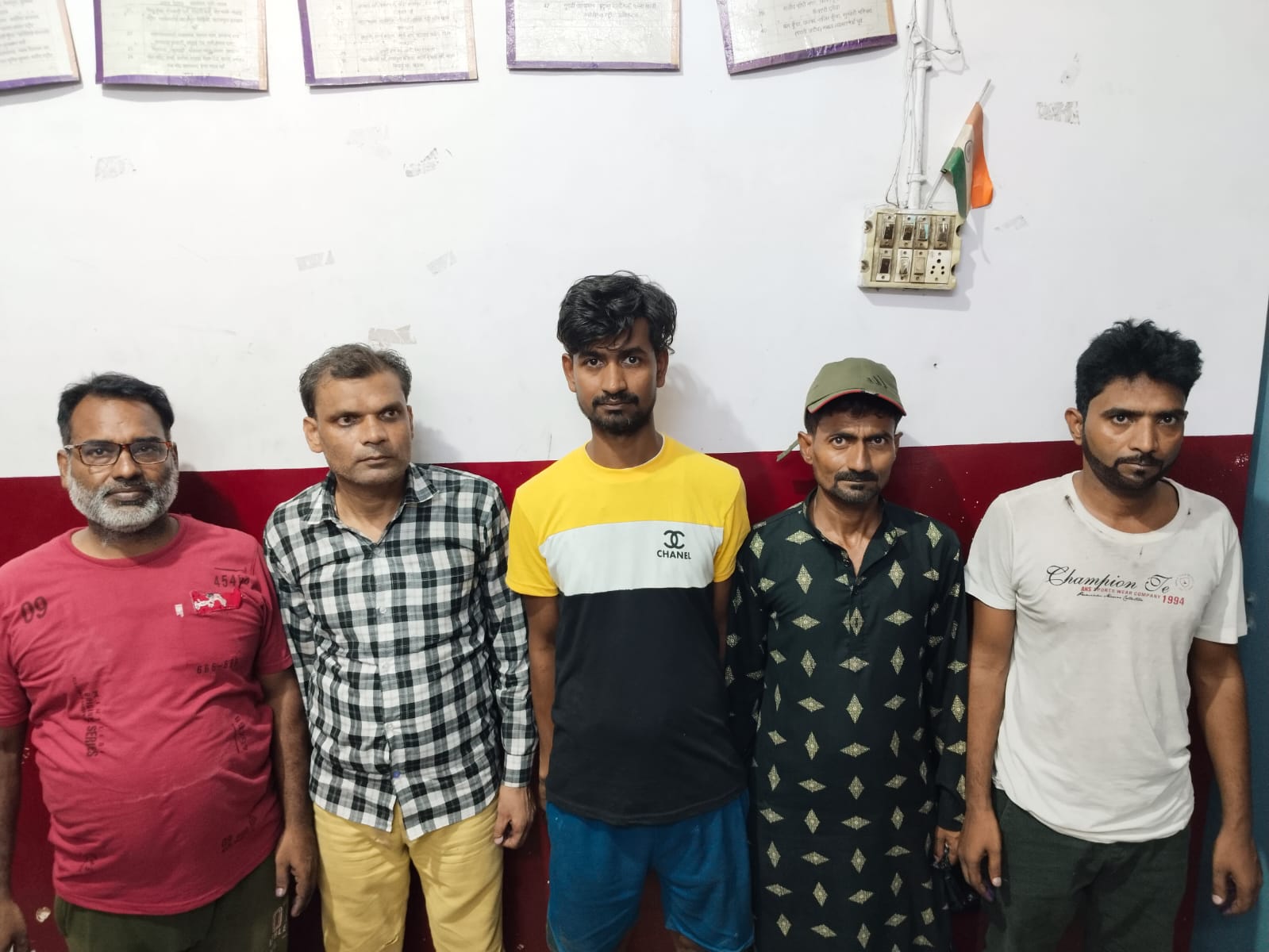 फर्रुखाबाद: नखास चौकी प्रभारी राहुल कुमार ने जुआ खेल रहे 05 जुआरियों को किया गिरफ्तार