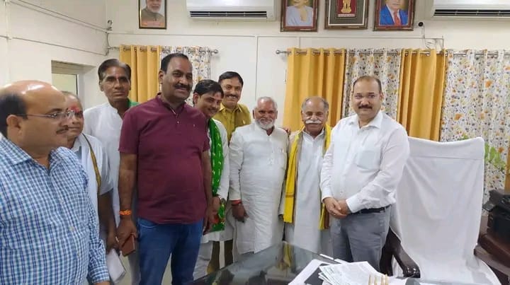 फर्रुखाबाद:भाकियू (भानू) के राष्ट्रीय अध्यक्ष ने अपनी टीम के साथ जिलाधिकारी को दस सूत्रीय ज्ञापन सौंपा।