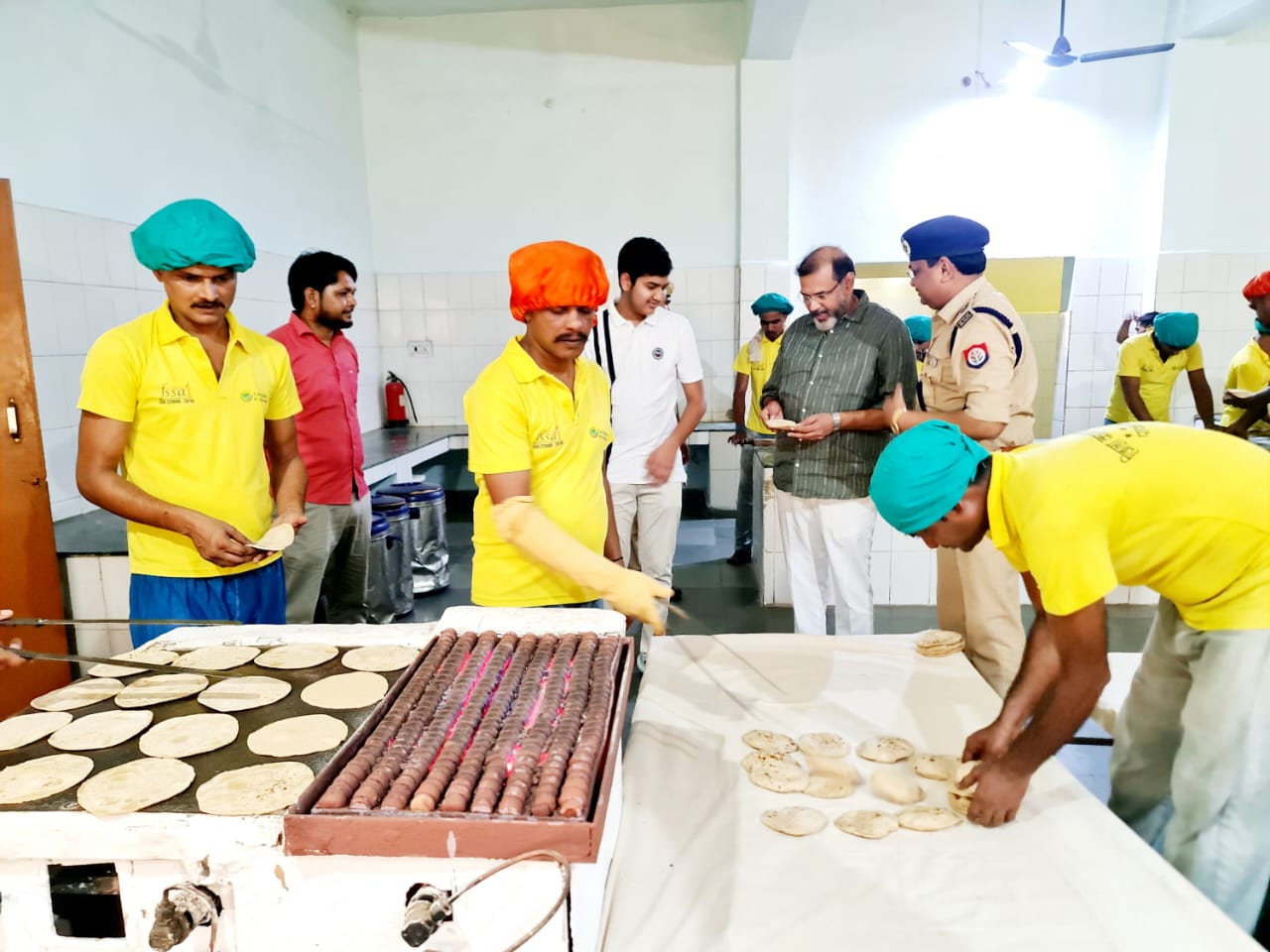 फर्रुखाबाद:एसीएमओ ने जिला जेल में चिकित्सालय,भोजनालय, कौशल विकास केंद्र व जेल में स्थापित बेकरी प्रशिक्षण केंद्र का किया निरीक्षण