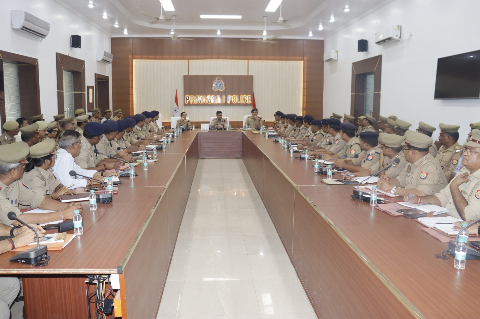 प्रयागराज-पुलिस आयुक्त  द्वारा रिजर्व पुलिस लाइन स्थित त्रिवेणी सभागार में कमिश्नरेट के समस्त राजपत्रित एवं अराजपत्रित पुलिस अधिकारीगण के साथ गोष्ठी की गयी