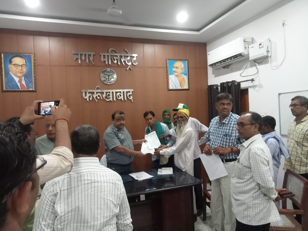 फर्रुखाबाद:भारती कृषक एसोसिएशन ने मुख्यमंत्री को संबोधित ज्ञापन कलेक्ट्रेट फतेहगढ़ में जिलाधिकारी को सौंपा।