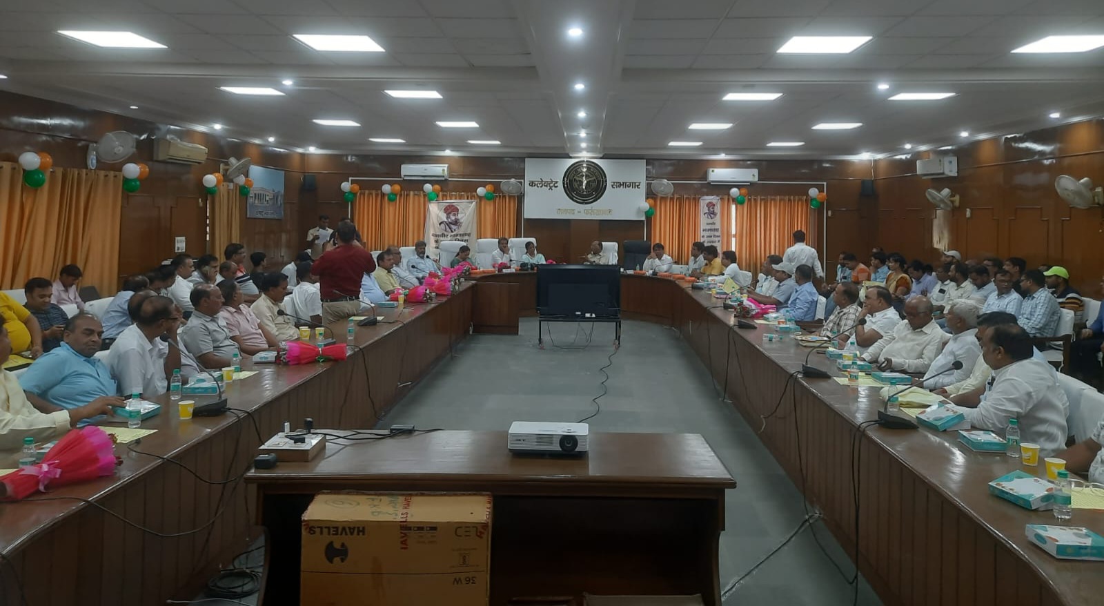 फर्रुखाबाद: कलेक्ट्रेट सभागार में राज्य कर विभाग के सौजन्य से व्यापारी कल्याण दिवस का आयोजन कर भामाशाह की जयंती मनाई