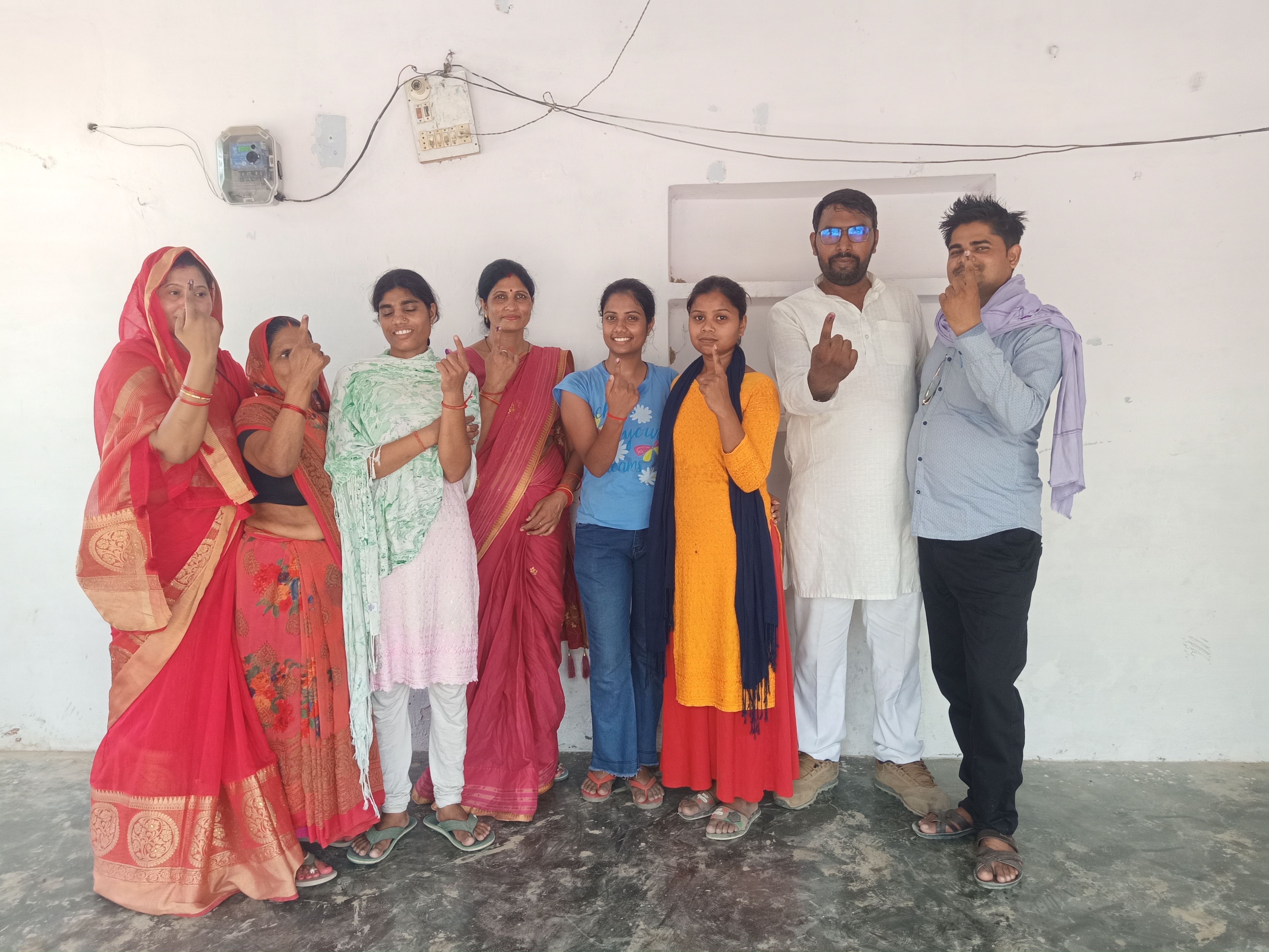 गाजीपुर : अपने पोलिंग बूथ पर वोट डालकर लोकतंत्र के महापर्व को मिलजुल कर मनाना चाहिए समाजसेवी राजकुमार मौर्यअपने पोलिंग बूथ पर वोट डालकर लोकतंत्र के महापर्व को मिलजुल कर मनाना चाहिए समाजसेवी राजकुमार मौर्य