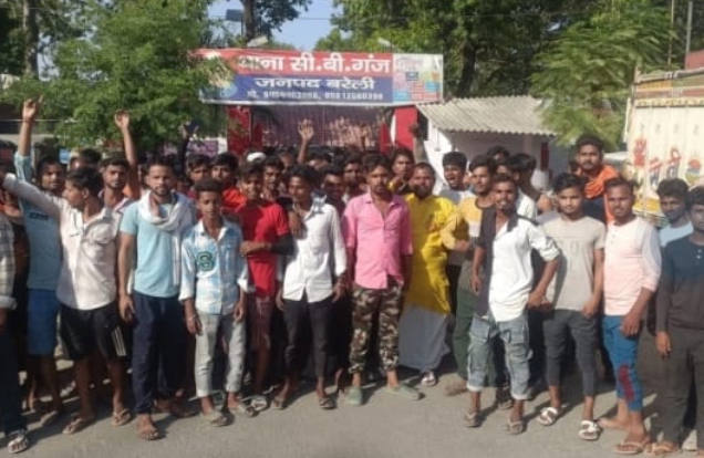 बरेली :थाना सीबीगंज पुलिस की लापरवाही, खुरापातियों ने मंदिर से दस कदम दूरी पर कर दी भैंस की कुर्बानी ग्रामीणों ने किया थाने का घेराव।