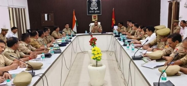बरेली - एसएसपी ने थानेदारों से लेकर एसपी तक का फोन जमा कर ली मीटिंग कहा थाने से ही फरियादियों को मिले न्याय।