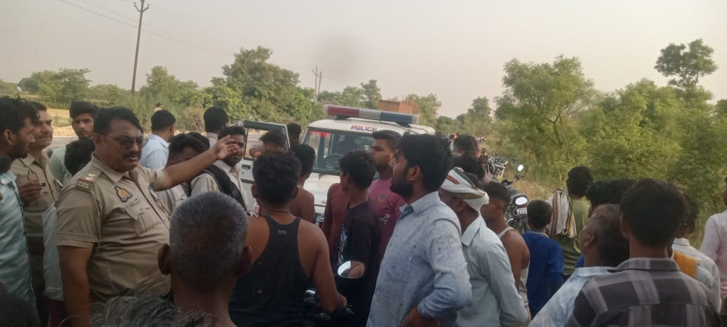 मैनपुरी के बिछवां थाना क्षेत्र के गांव करीमगंज के समीप कुरावली मैनपुरी मार्ग सड़क के किनारे एक युवक की मौत।