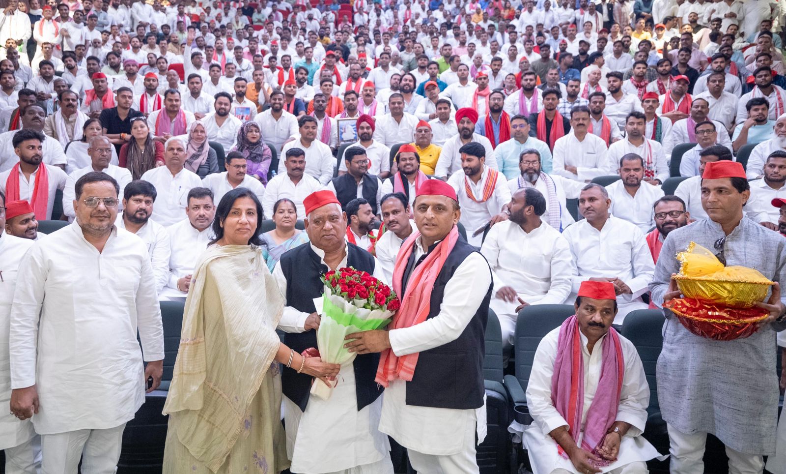 समाजवादी पार्टी के राष्ट्रीय अध्यक्ष एवं पूर्व मुख्यमंत्री श्री अखिलेश यादव से लोकसभा चुनाव 2024 में समाजवादी पार्टी की ऐतिहासिक जीत पर बधाई देने वालों का आज भी तांता लगा रहा।