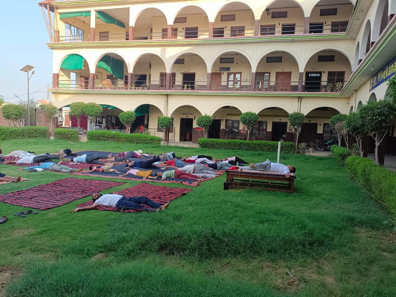 मैनपुरी में आज 10 वें अंतर्राष्ट्रीय योग दिवस के मौके पर संत विवेकानंद सीनियर सेकेंडरी स्कूल में योग दिवस मनाया गया।