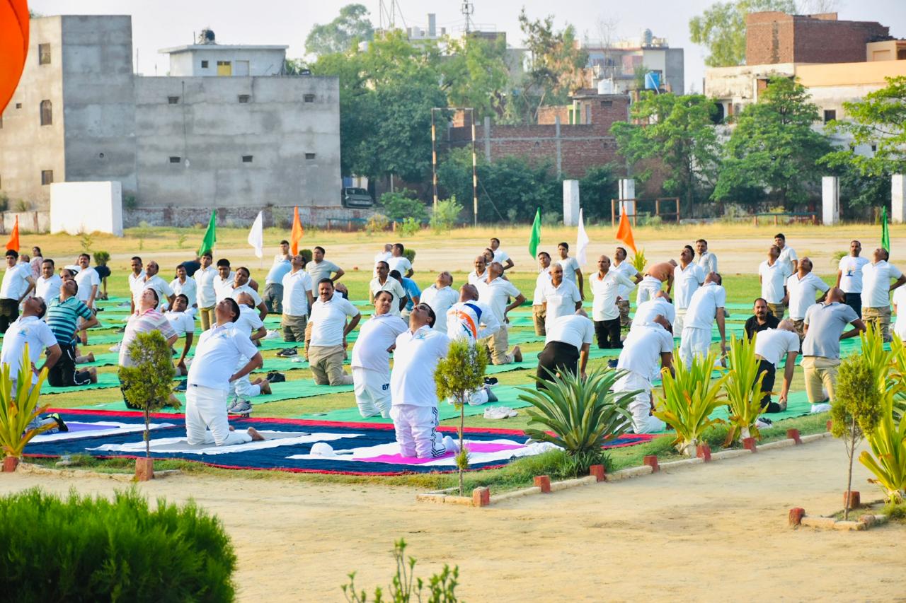जनपद एटा में अंतर्राष्ट्रीय योग दिवस के अवसर पर पुलिस लाइन में योगाचार्यों द्वारा कराया गया ।