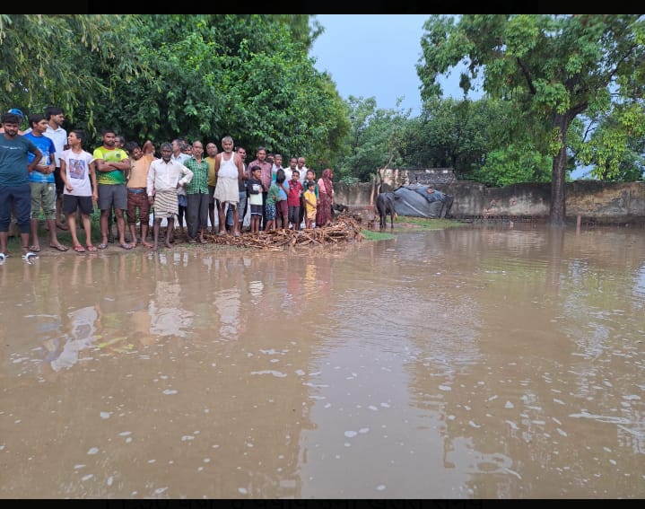 कासगंज : बारिश के दौरान बिजली कड़कने के साथ बिजली गिरने की घटना सामने आई