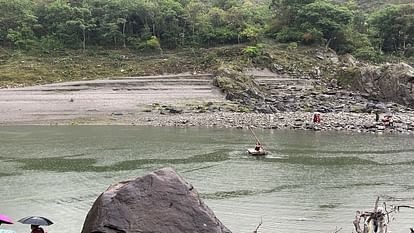 मैनपुरी में पत्नी से अवैध संबंध के चलते साढ़ू को नदी में डुबाया