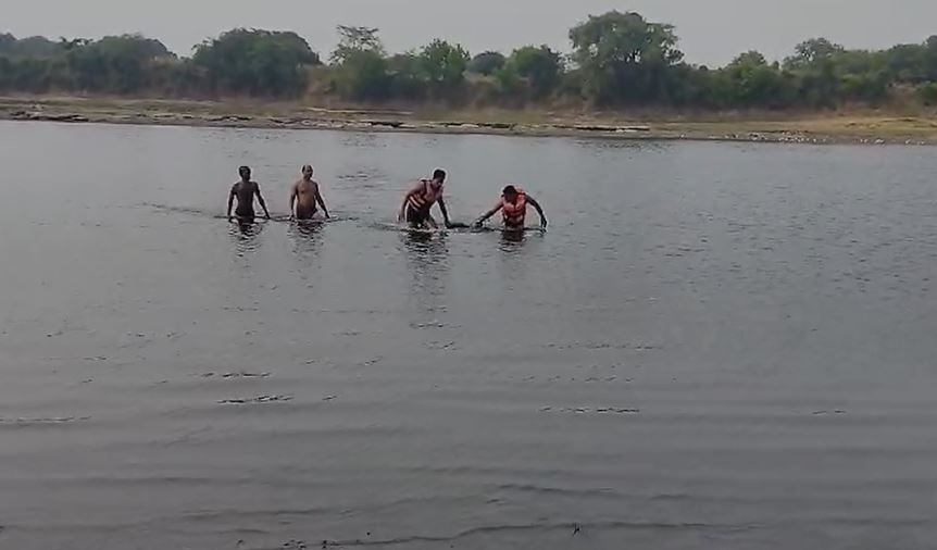 रायबरेली:कड़ी मशक्कत के बाद 1 किलोमीटर दूर गंगा नदी में डूबे दो युवकों का मिला शव