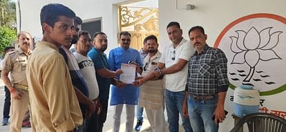 पीलीभीत में नगर पालिका प्रशासन के विरोध में व्यापारियों ने दिया ज्ञापन