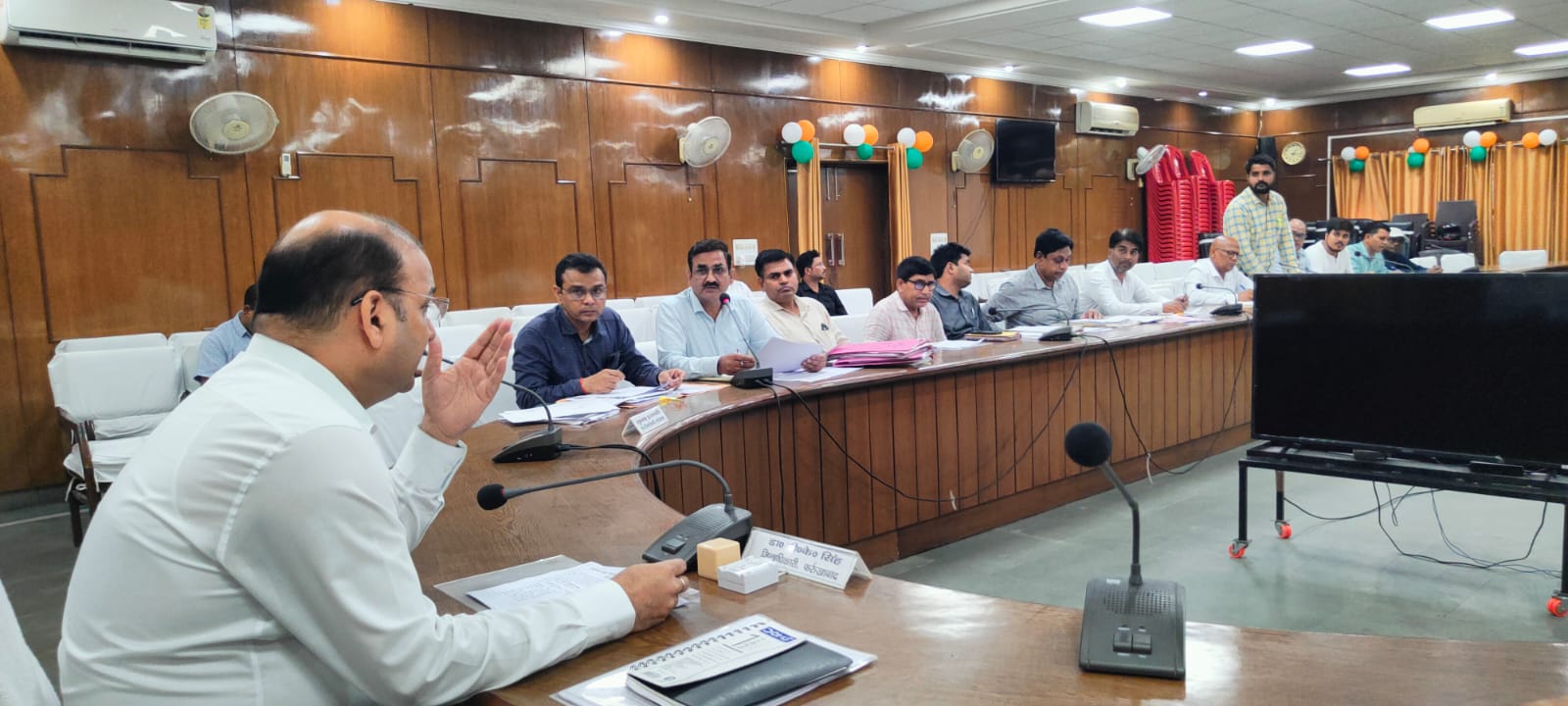 फर्रुखाबाद:जिलाधिकारी व पुलिस अधीक्षक ने मोहर्रम के मद्देनजर जिला स्तरीय शांति कमेटी की बैठक कलेक्ट्रट सभागार परिसर में सम्पन्न हुई