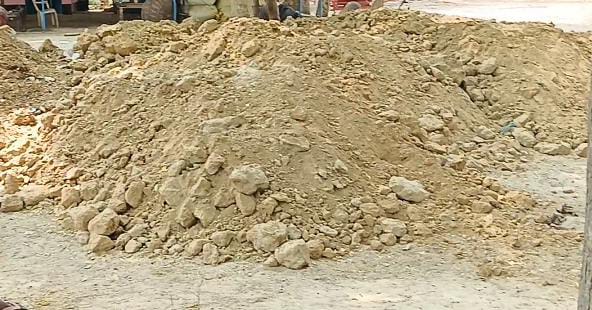 रायबरेली : अवैध अतिक्रमण से संबंधित ग्रामीणो की सूचना के बावजूद भी कोई असर नही पडा क्षेत्रीय लेखपाल अमर सिंह के ऊपर