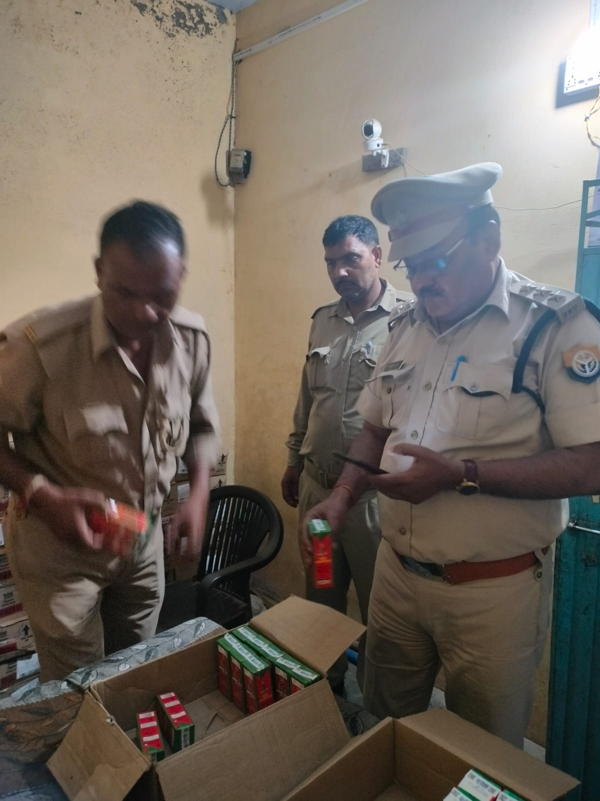 फर्रुखाबाद में दबिश के दौरान लगभग15 लीटर अवैध शराब बरामद कर अभियोग पंजीकृत किया गया