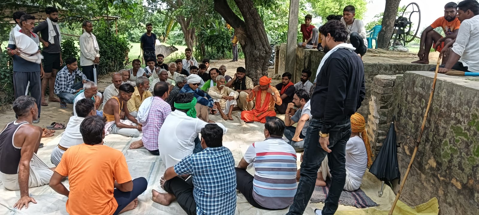 एटा : जिरोलिया में सड़क निर्माण की मांग को लेकर ग्रामवासियों का धरना ?