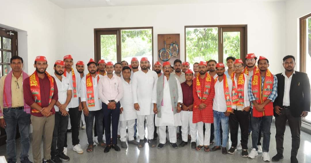 लखनऊ विश्वविद्यालय के दर्जनों छात्रों ने कांग्रेस छात्र संगठन एनएसयूआई छोड़ सपा की सदस्यता ग्रहण ली