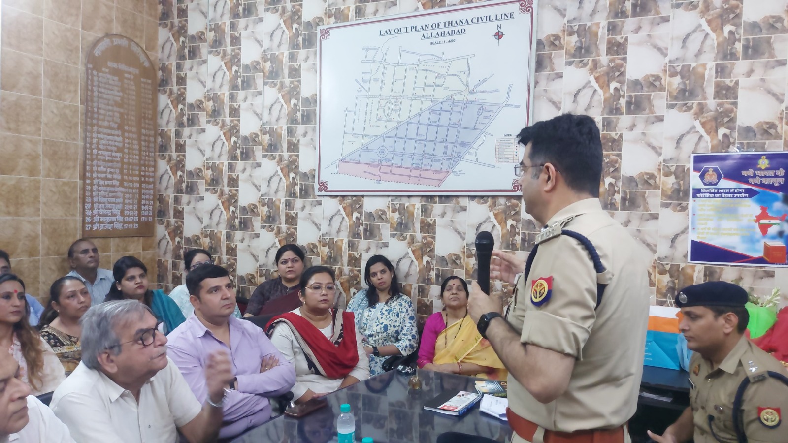 प्रयागराज: पुलिस आयुक्त द्वारा थाना सिविल लाइन्स पर गणमान्य/संभ्रान्त व्यक्तियों के साथ गोष्ठी कर लागू किये गये नये आपराधिक कानूनों (भारतीय न्याय संहिता, भारतीय नागरिक सुरक्षा संहिता तथा भारतीय साक्ष्य अधिनियम) -2023 के महत्वपूर्ण बदलाव के सम्बन्ध में जानकारी देते हुए जागरुक किया गया