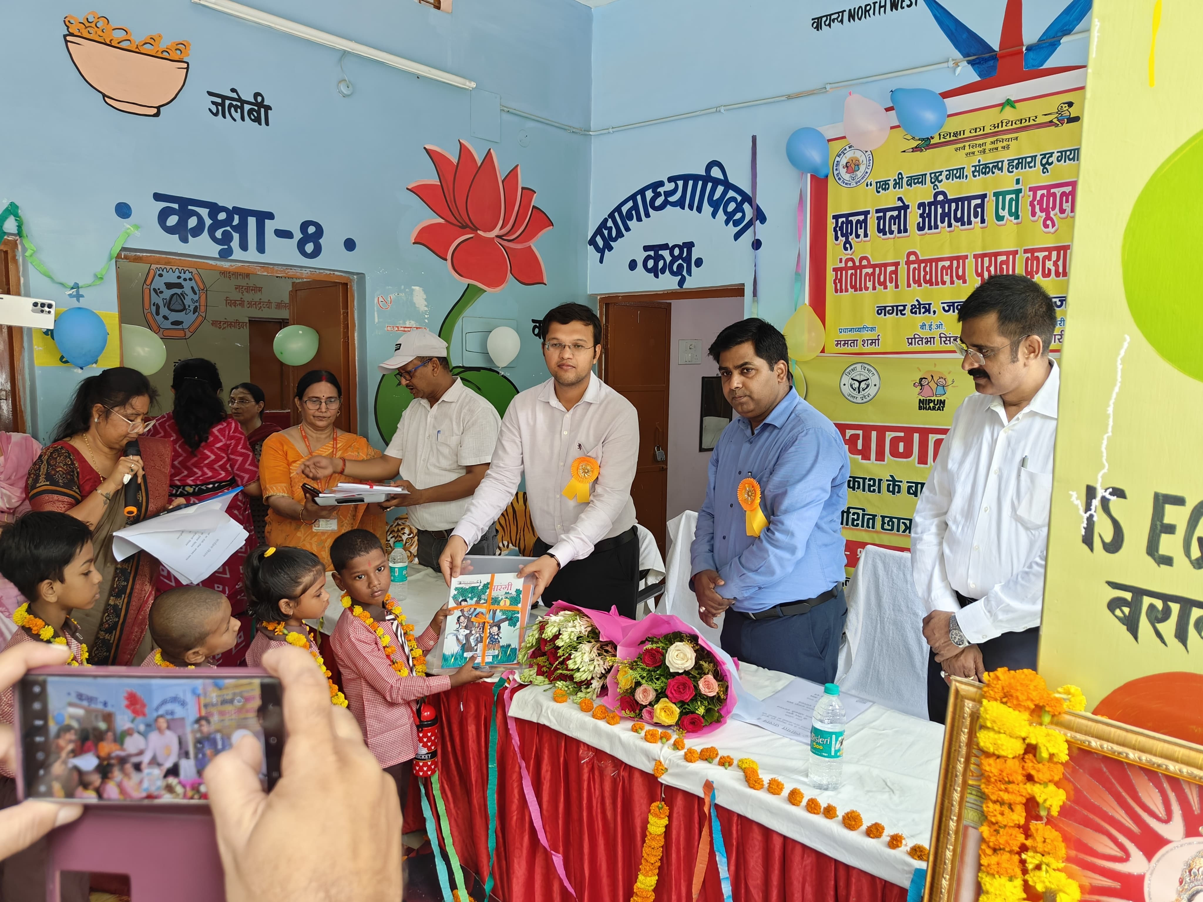प्रयागराज:गृष्मावकाश के बाद विद्यालय पुनः खुलने पर नव प्रवेशित छात्र-छात्राओं का स्वागत रोली टीका लगाकर किया गया जिला बेसिक शिक्षा अधिकारीप्रयागराज।