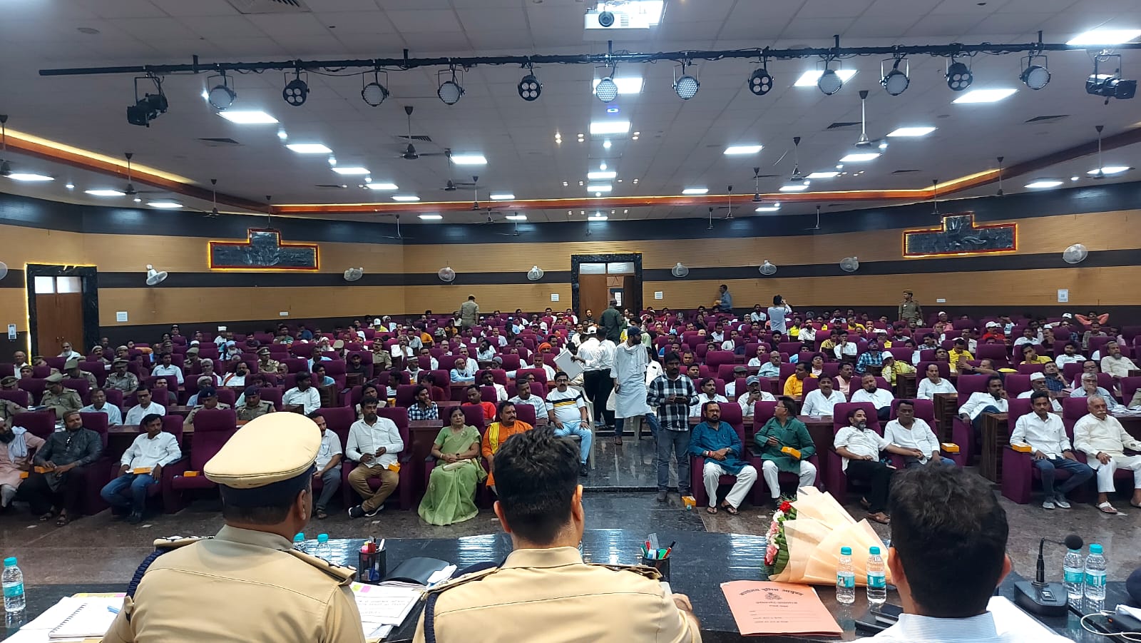 जिलाधिकारी प्रयागराज की अध्यक्षता में आगामी मोहर्रम एवं कॉवड़ यात्रा/जगन्नाथ यात्रा के पर्वों को सकुशल सम्पन्न कराने के दृष्टिगत पं0 मोती लाल नेहरू सभागार, जिला पंचायत प्रयागराज में सेंट्रल पीस कमेटी की बैठक की गयी, जिसमें उपरोक्त त्यौहार/पर्वों को सकुशल सम्पन्न कराये जाने हेतु आवश्यक दिशा-निर्देश दिये गये।