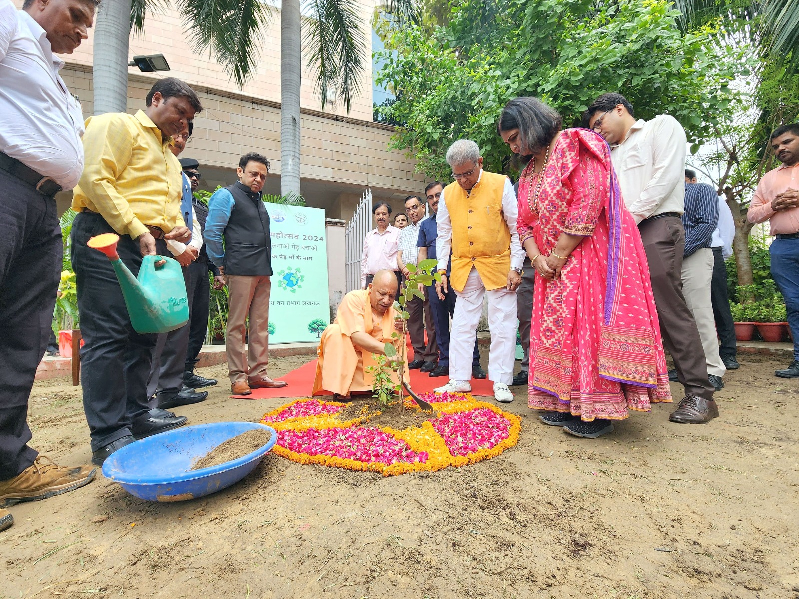 लखनऊ:मुख्यमंत्री ने वन महोत्सव 2024 ‘एक पेड़ मां के नाम’ अभियान के अन्तर्गत पौधरोपण किया
