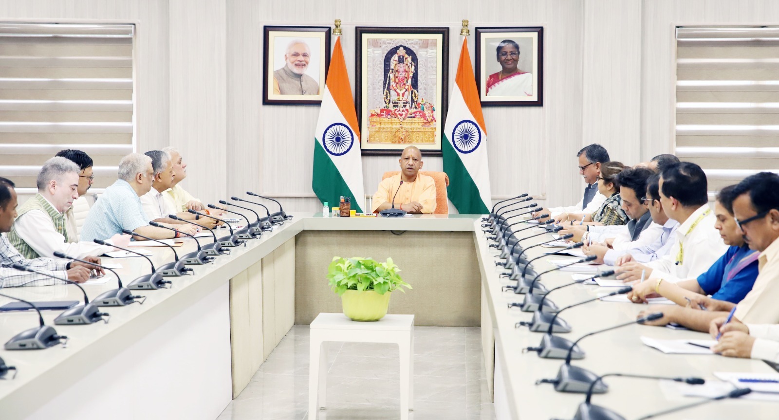 लखनऊ:मुख्यमंत्री ने लोक निर्माण विभाग की परियोजनाओं की प्रगति की समीक्षाकर दिए दिशा निर्देश