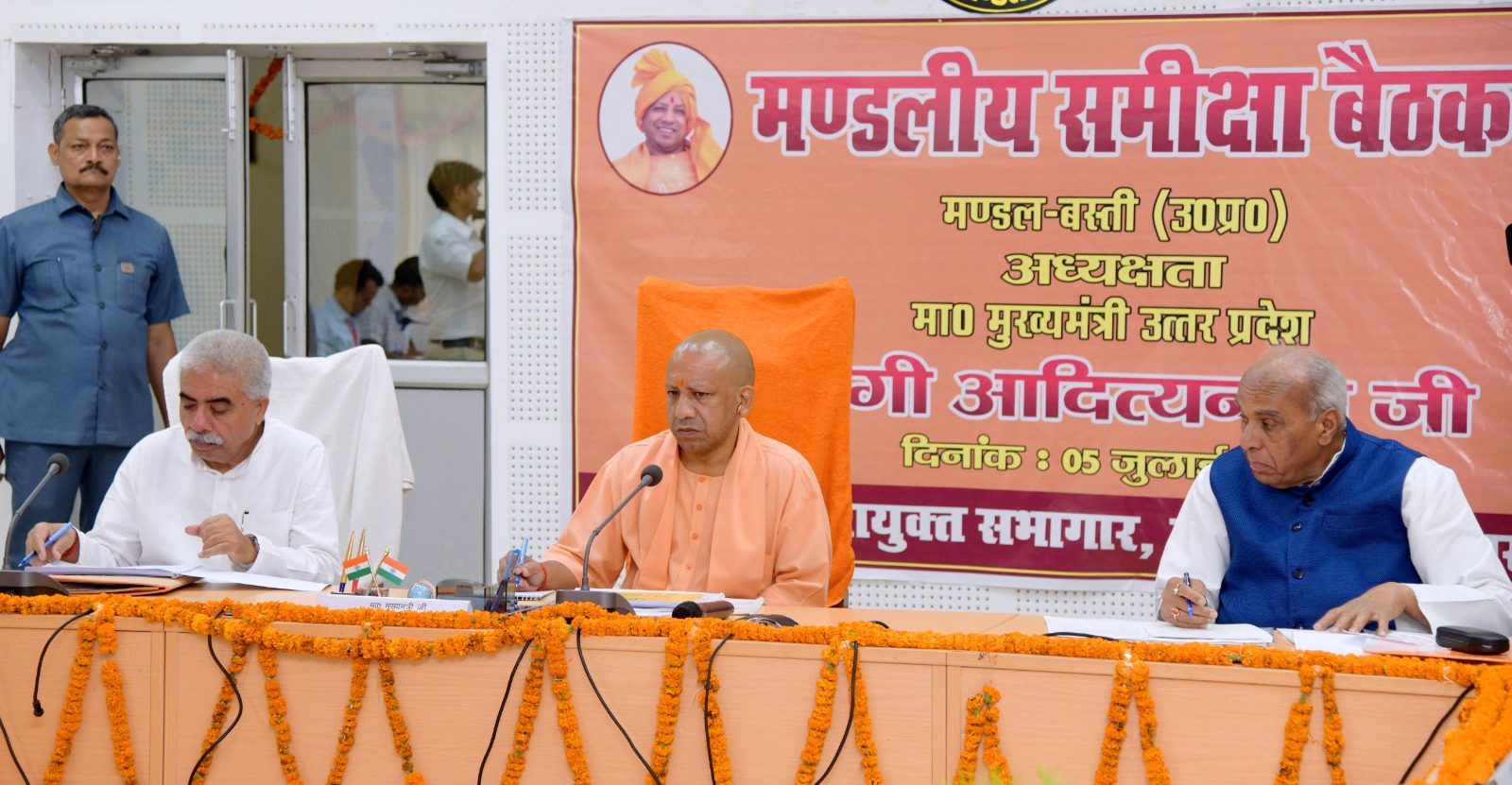 लखनऊ: मुख्यमंत्री ने जनपद बस्ती में जनप्रतिनिधियों तथा मण्डल स्तरीय अधिकारियों के साथ विकास कार्याें तथा कानून-व्यवस्था की समीक्षा की