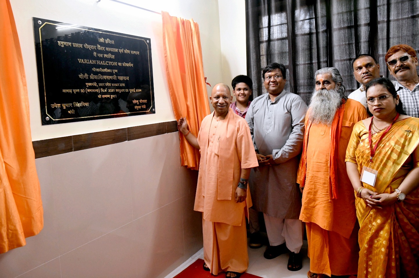 लखनऊ: सीएम ने गोरखपुर में हनुमान प्रसाद पोद्दार कैंसर अस्पताल एवं शोध संस्थान में कैंसर सिंकाई में प्रयुक्त अत्याधुनिक मशीन वेरियन हेल्सियन का किया लोकार्पण