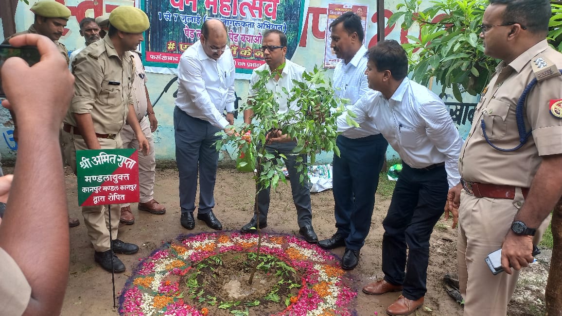 फर्रुखाबाद:वानिकी वन प्रभाग के तत्वाधान में मण्डल आयुक्त ने तहसील सदर परिसर में मौलश्री का पौधा रोपित किया।