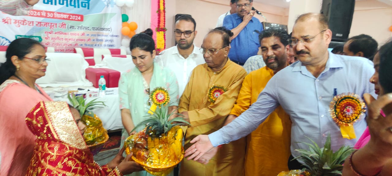 फर्रुखाबाद:सम्पूर्णता अभियान का आकांक्षात्मक विकास खंड राजेपुर में शुभारंभ विधायक सुशील शाक्य द्वारा दीप प्रज्वलन कर किया गया