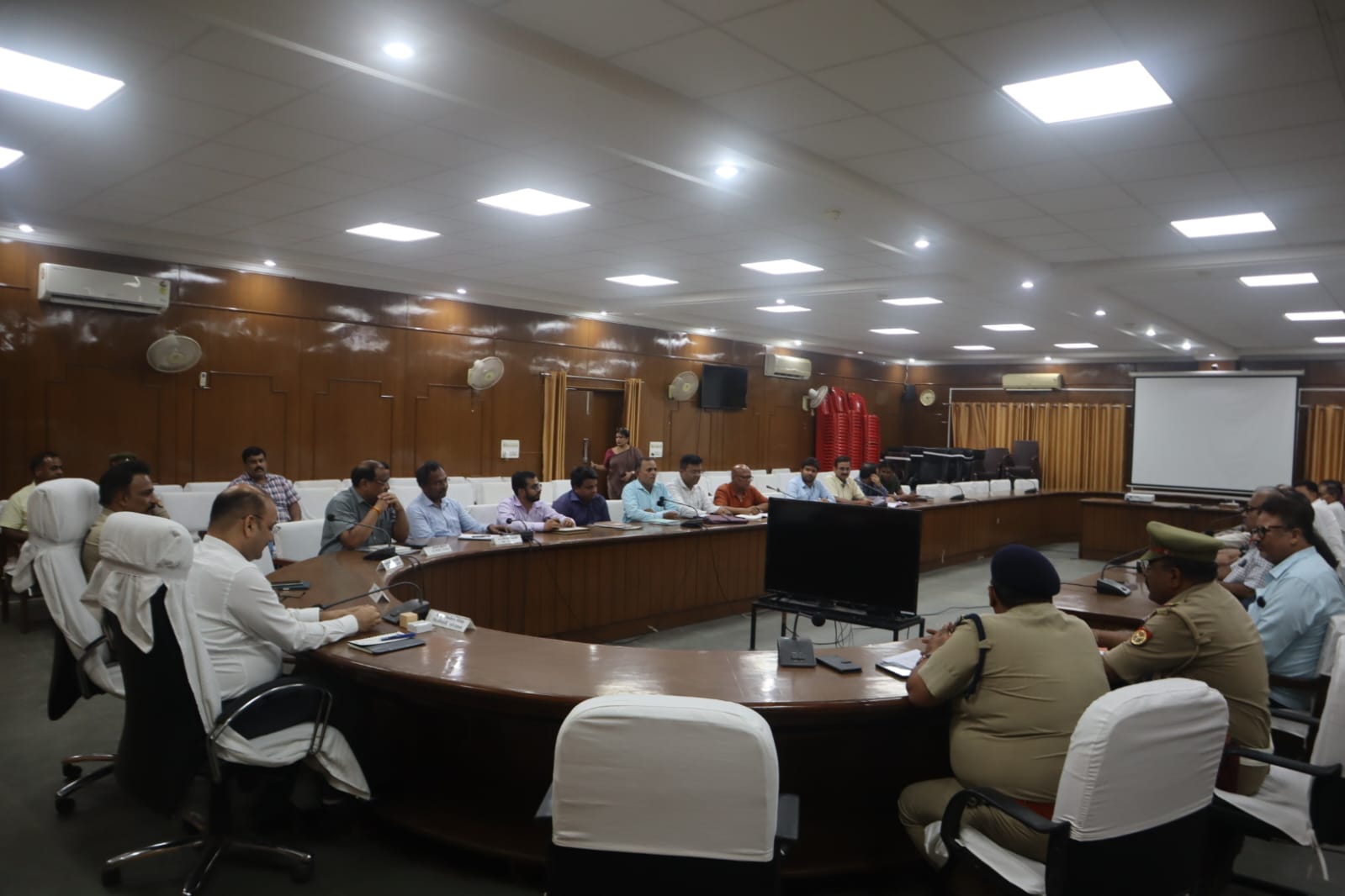 फर्रुखाबाद:जिलाधिकारी की अध्यक्षता में शहर में लगने बाले जाम व पार्किंग के संवंध में व्यापार मंडल व जिला उधोग वन्धु के पदाधिकारियों के साथ बैठक संपन्न