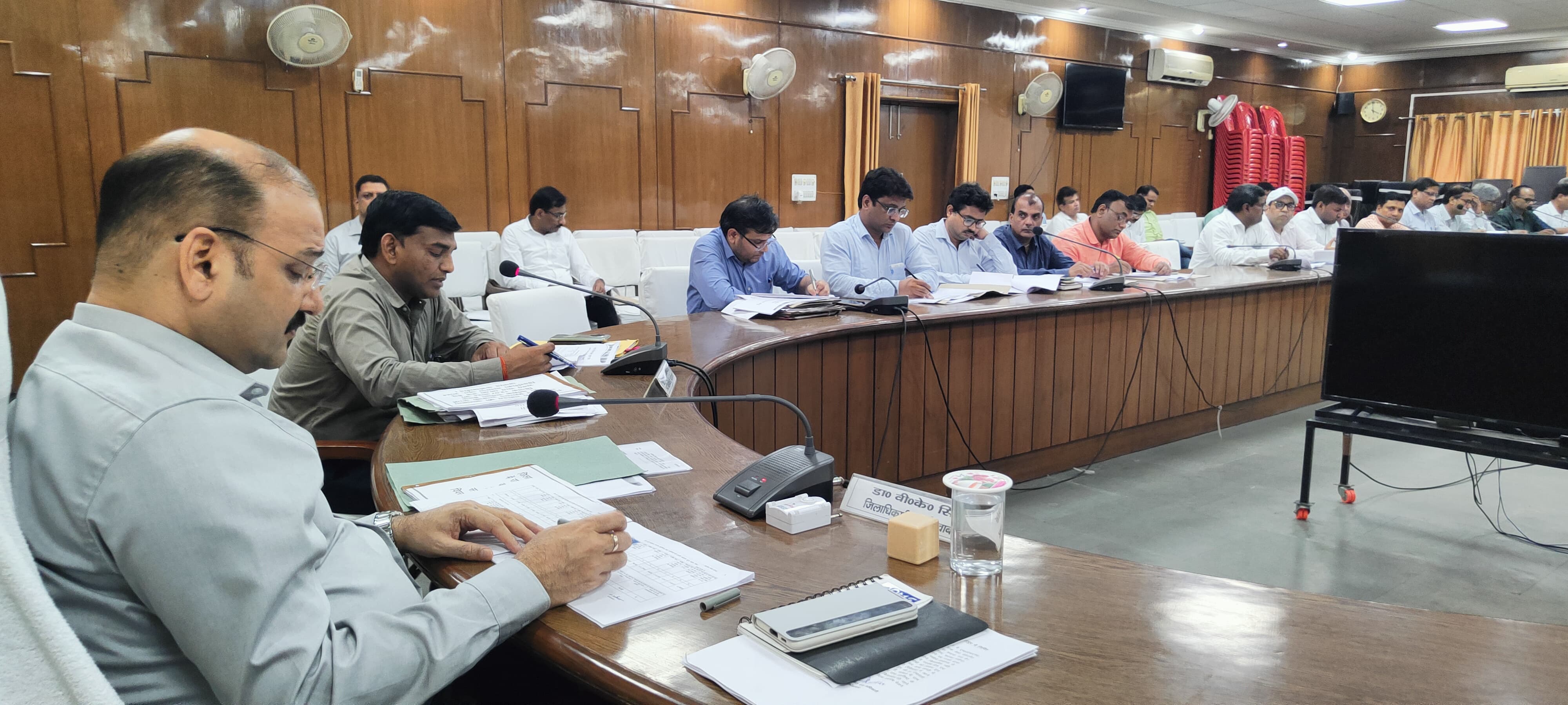 फर्रुखाबाद: जिलाधिकारी की अध्यक्षता में कलेक्टर सभागार में कर करेत्तर की समीक्षा बैठक संपन्न