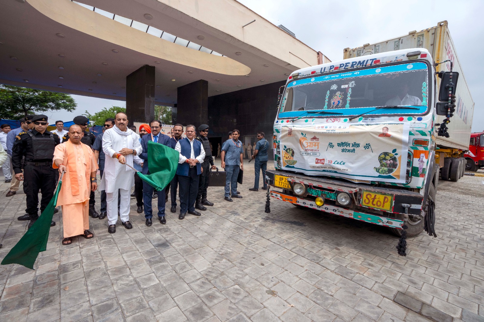 लखनऊ:सीएम ने तीन दिवसीय आम महोत्सव-2024 का शुभारम्भ कर जापान के लिए आम निर्यात हेतु कन्टेनर को हरी झण्डी दिखाकर किया रवाना