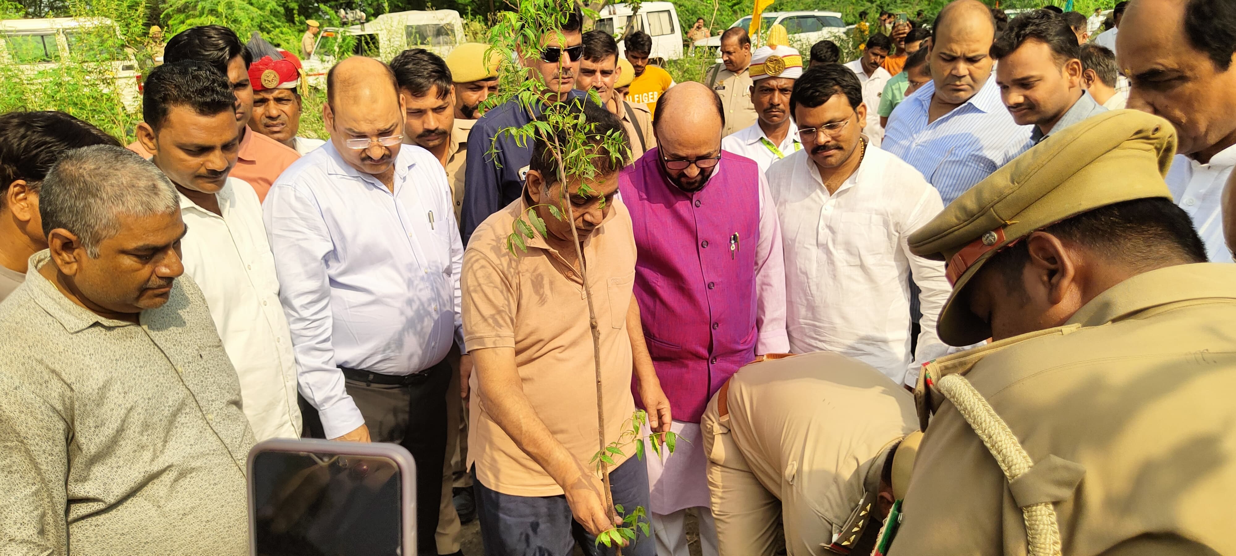 फर्रुखाबाद: पेड़ लगाओ-पेड़ बचाओ जन अभियान 2024 "एक पेड़ माँ के नाम" कार्यक्रम उच्च शिक्षा विभाग के मंत्री ने पौधरोपण कर की शुरुआत