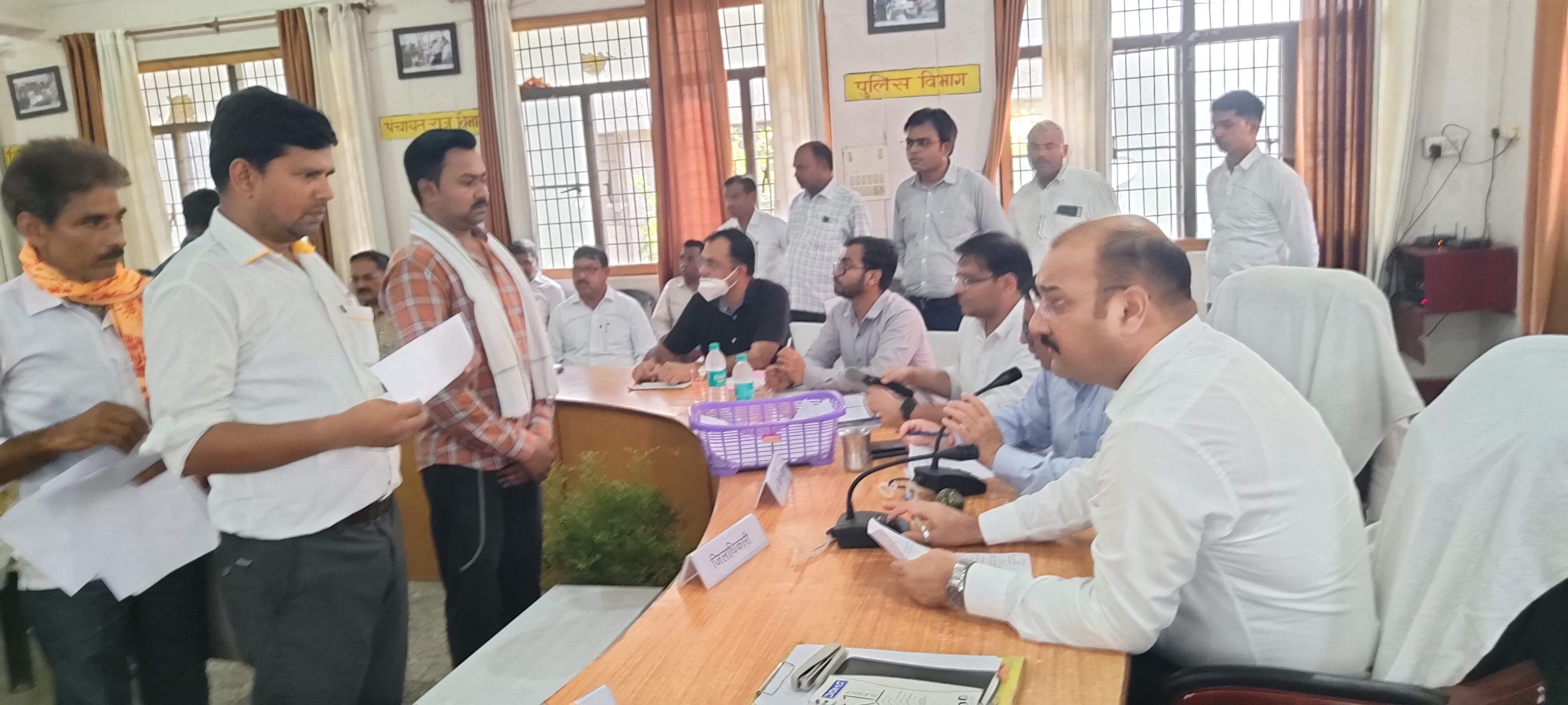 फर्रुखाबाद: वरासत के प्रकरणों का समय से निस्तारण न करने पर राजस्व निरीक्षक व लेखपाल निलंबित