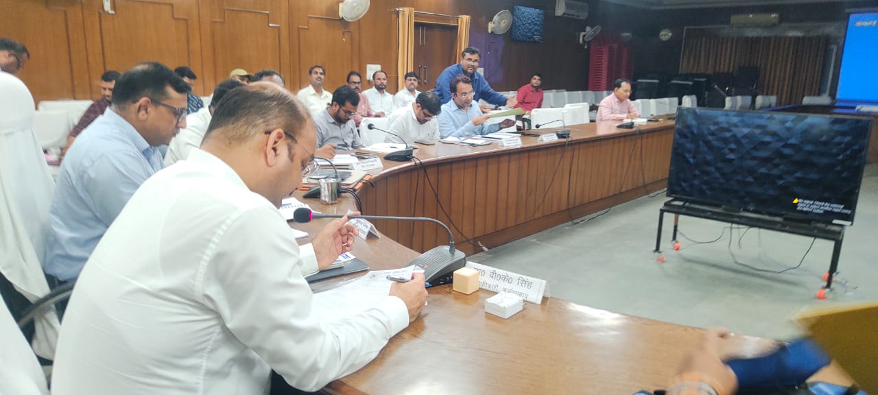 फर्रुखाबाद: कलेक्ट्रेट सभागार में जल जीवन मिशन कार्यक्रम की विभिन्न गतिविधियों की समीक्षा बैठक कर दिए दिशा निर्देश