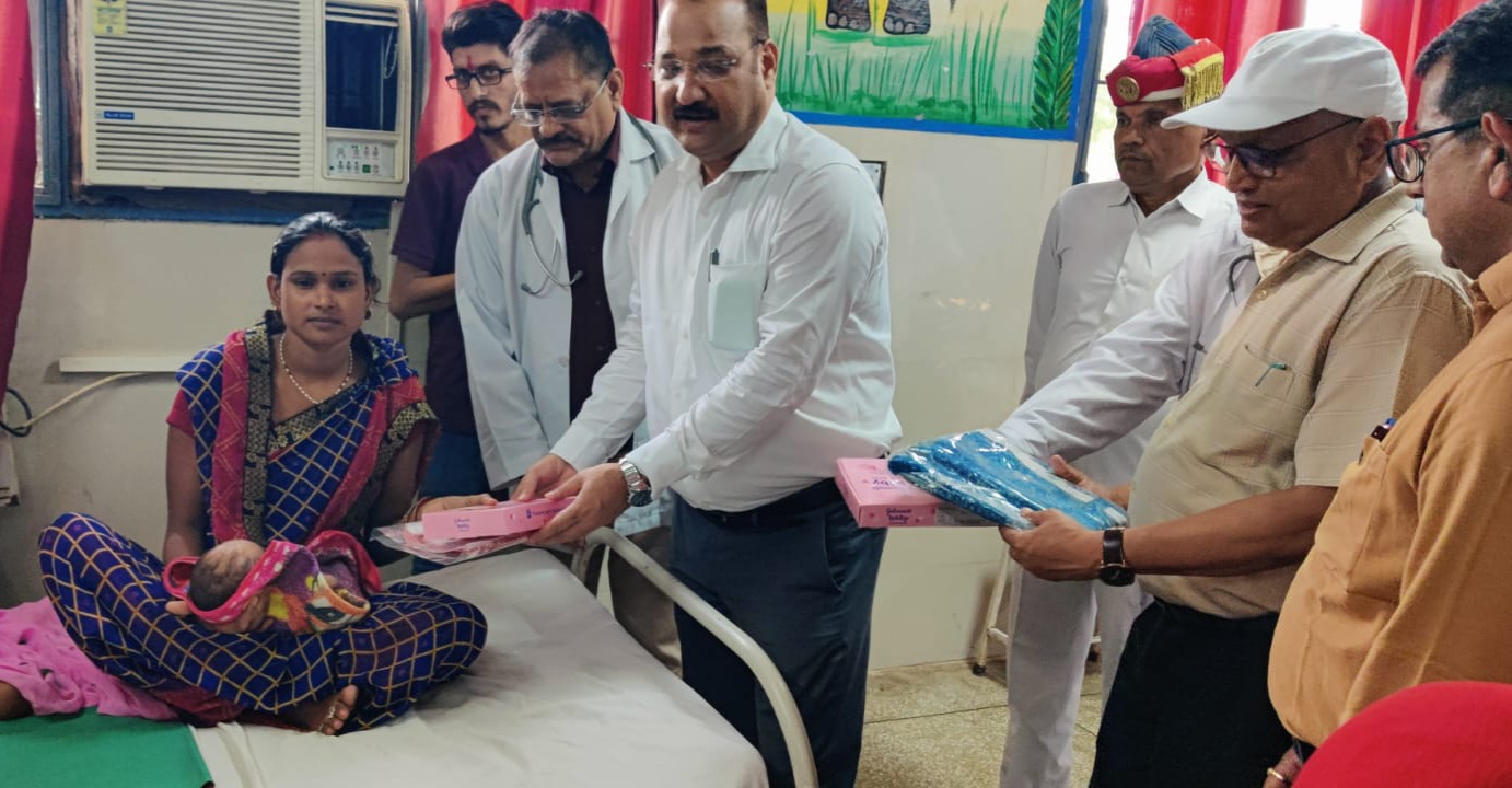 फर्रुखाबाद:जिला चिकित्सालय लोहिया में एनआरसी सेंटर का जिलाधिकारी ने किया निरीक्षण