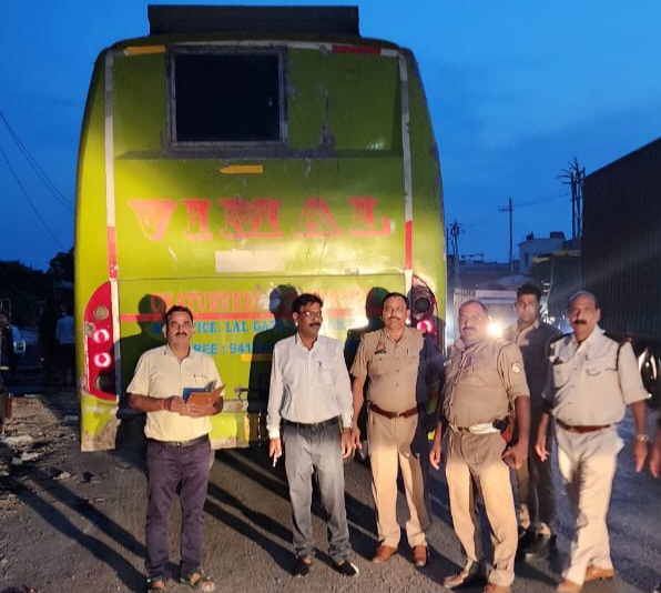 फर्रुखाबाद:संयुक्त चेकिंग में एक डग्गामार बस सीज, बस टिकट बुकिंग काउंटर हटाए गए