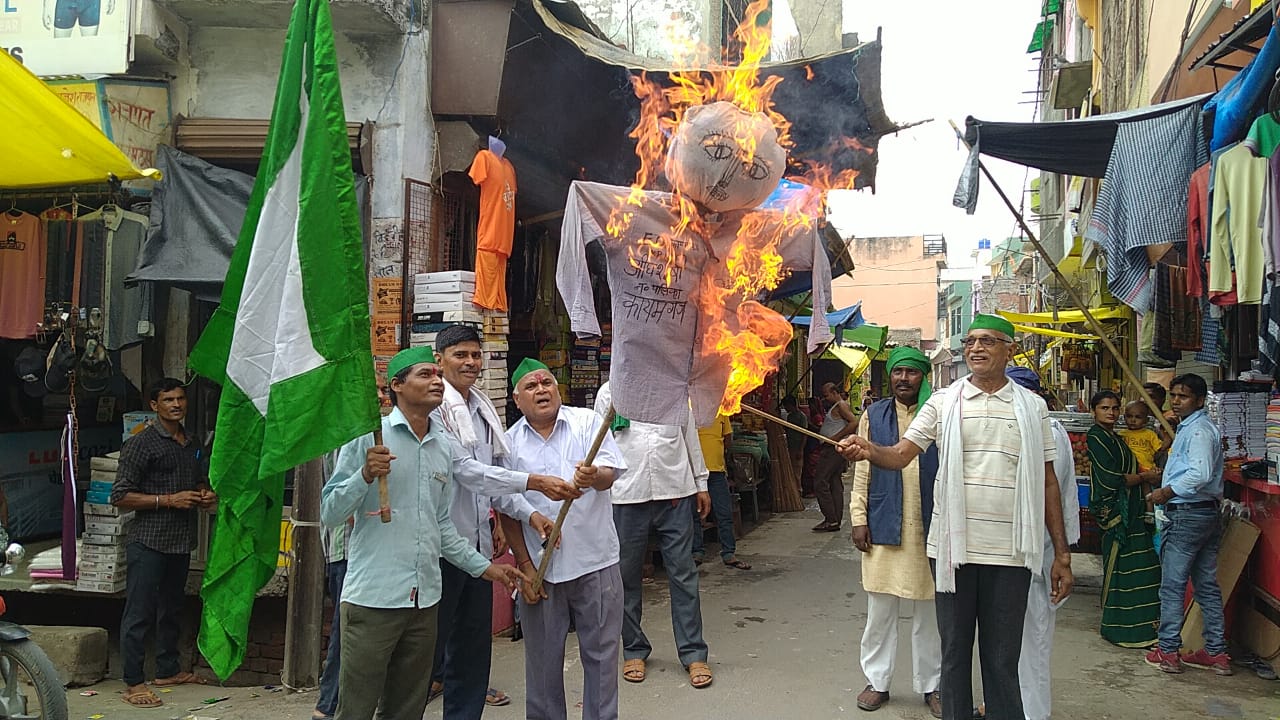 फर्रुखाबाद:भाकियू भानू ने नगरपालिका में व्याप्त भ्रष्टाचार के विरोध में अधिशासी अधिकारी का पुतला फूंककर किया विरोध