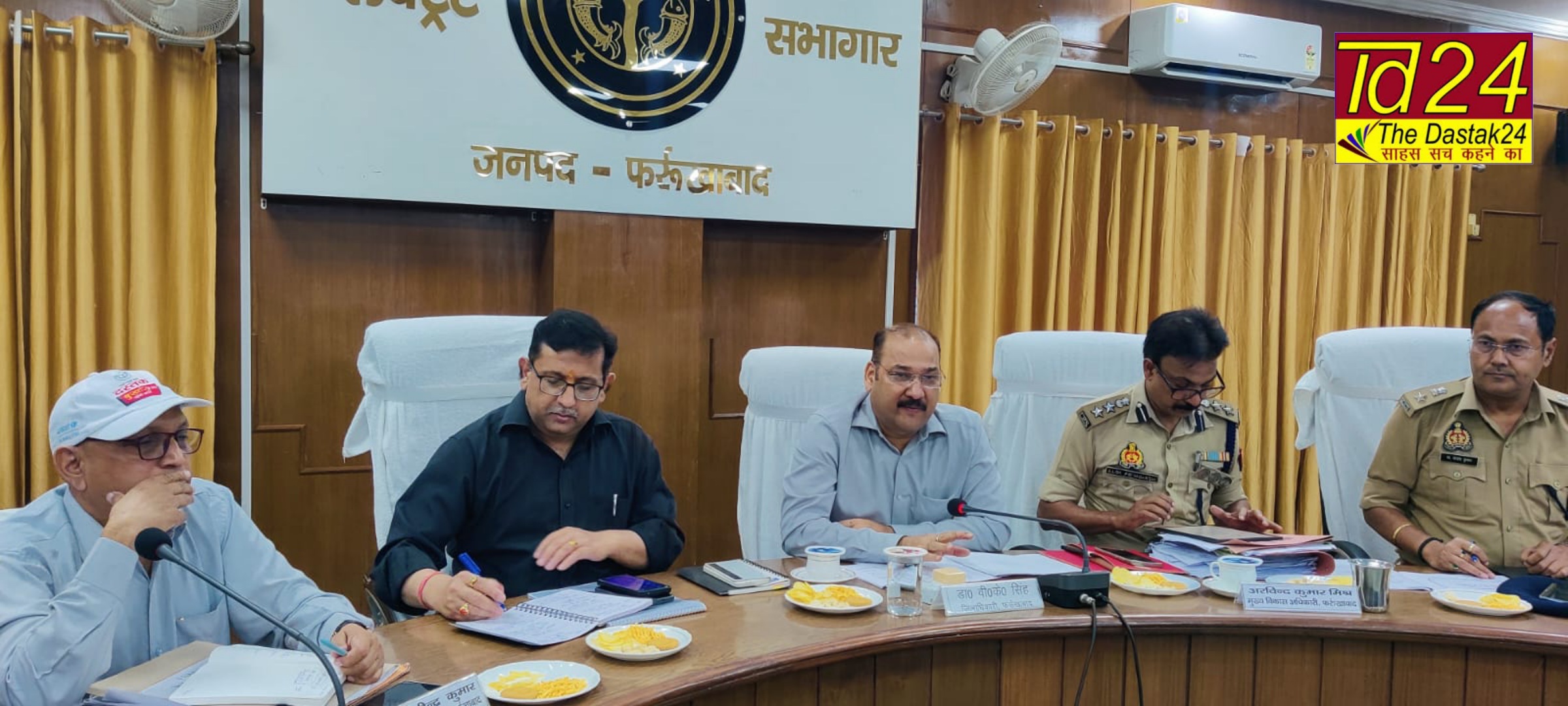 फर्रुखाबाद:आईजीआरएस संदर्भों की मासिक समीक्षा बैठक में जिलाधिकारी ने दिये निस्तारित करने के निर्देश
