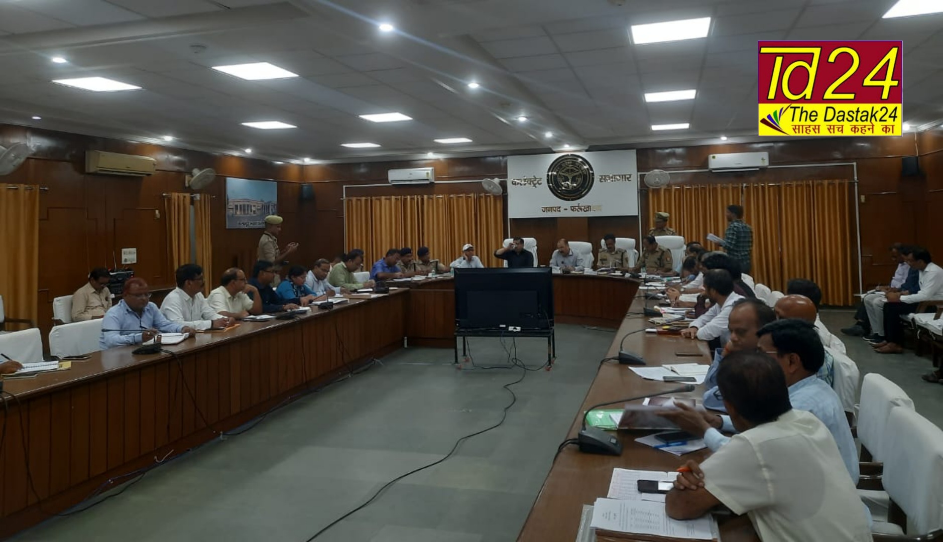 फर्रुखाबाद: एसिड अटैक घटनाओं को रोकने हेतु जिलाधिकारी ने दिये दिशा निर्देश