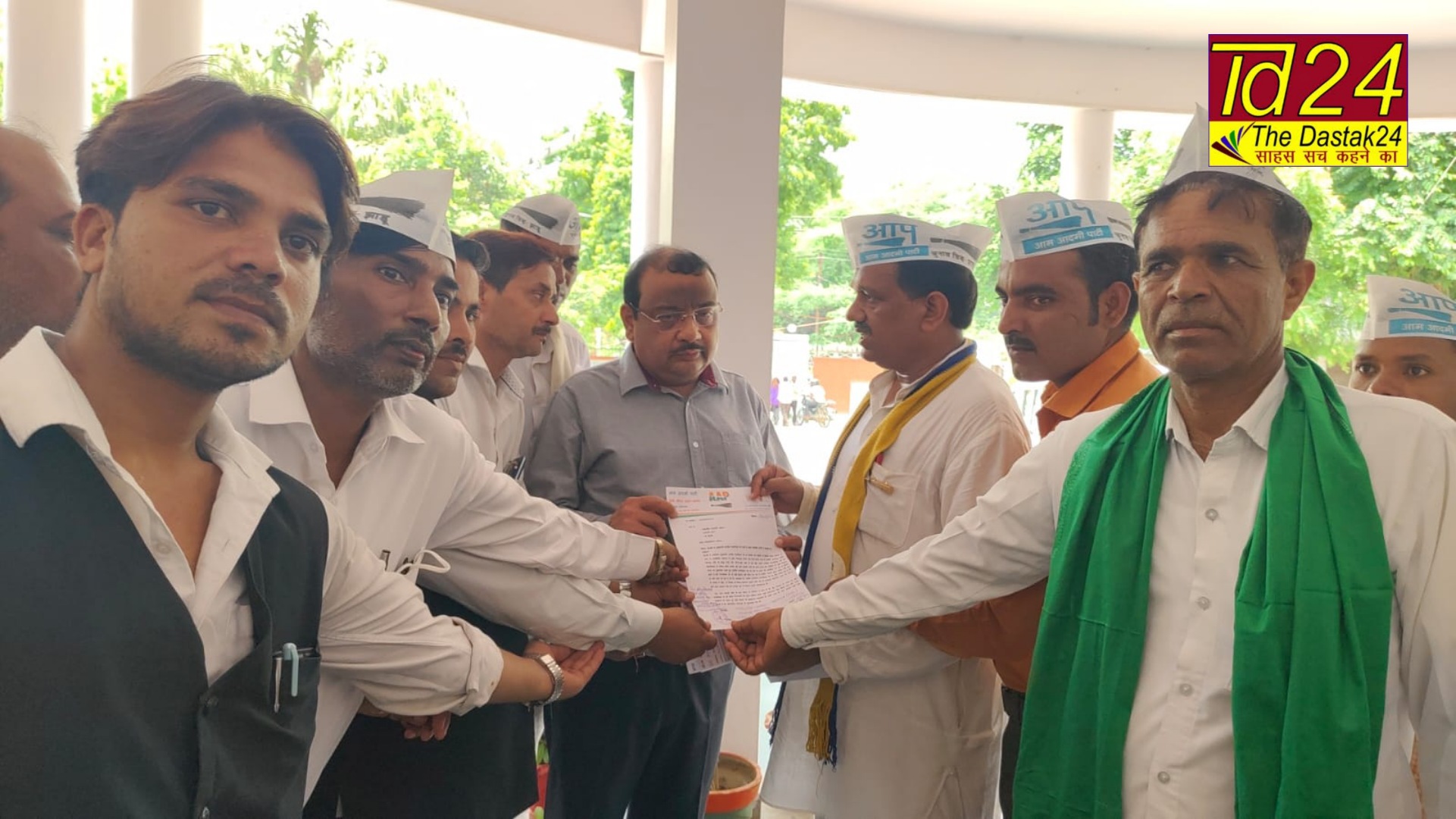 फर्रुखाबाद:केजरीवाल को जेल में प्रताड़ित करने के सन्दर्भ में आप एवं इंडिया गठबंधन के पदाधिकारियों ने प्रदर्शन कर सोपा ज्ञापन
