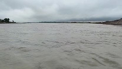 पीलीभीत में शारदा का बढ़ा जलस्तर, आबादी में घुसने लगा पानी