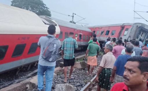 झारखंड में बड़ा रेल हादसा, पटरी से उतरी हावड़ा-मुंबई मेल, एक की मौत, 20 घायल