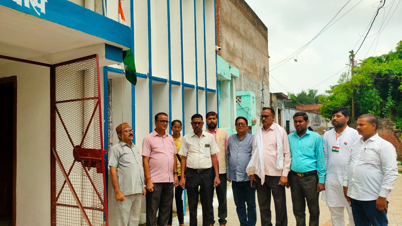 रायबरेली:  राष्ट्रीय पत्रकार सुरक्षा परिषद संगठन के पदाधिकारियों ने अमृत महोत्सव के पावन पर्व पर किया गया ध्वजारोहण