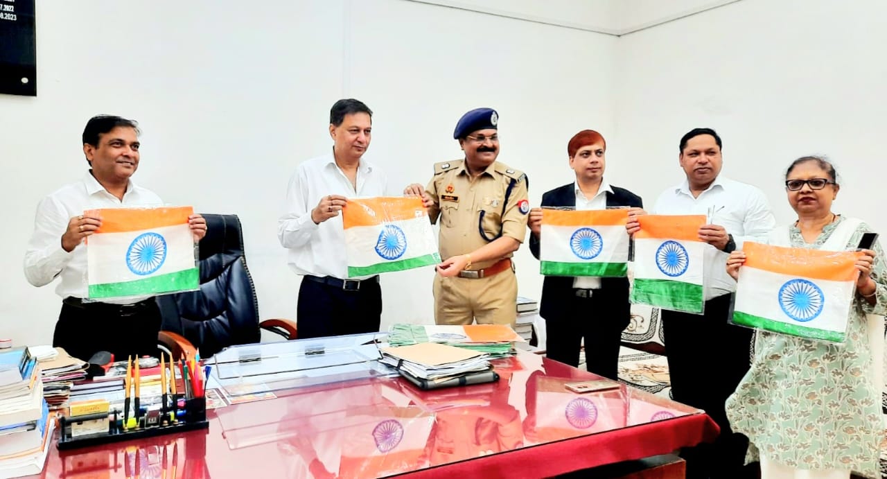 फर्रुखाबाद:जिला कारागार में हर घर तिरंगा एवं वृक्षारोपण के लिए निरुद्ध बंदियों के परिवारीजनों को जेल निर्मित तिरंगा व पेड़ प्रदान किया गया