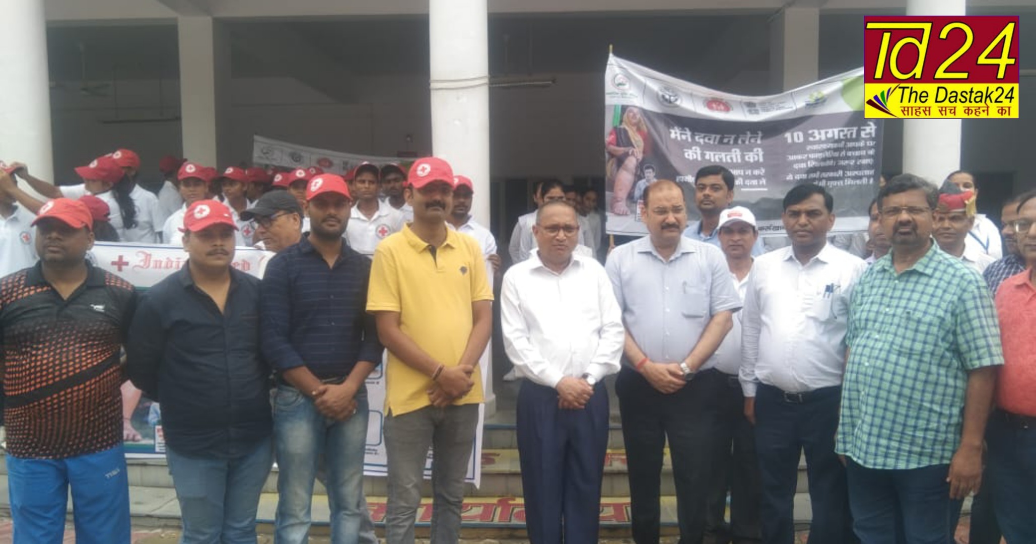 फर्रुखाबाद:जिले के मुखिया ने फाइलेरिया की दवा खाकर किया फाइलेरिया उन्मूलन कार्यक्रम का शुभारंभ