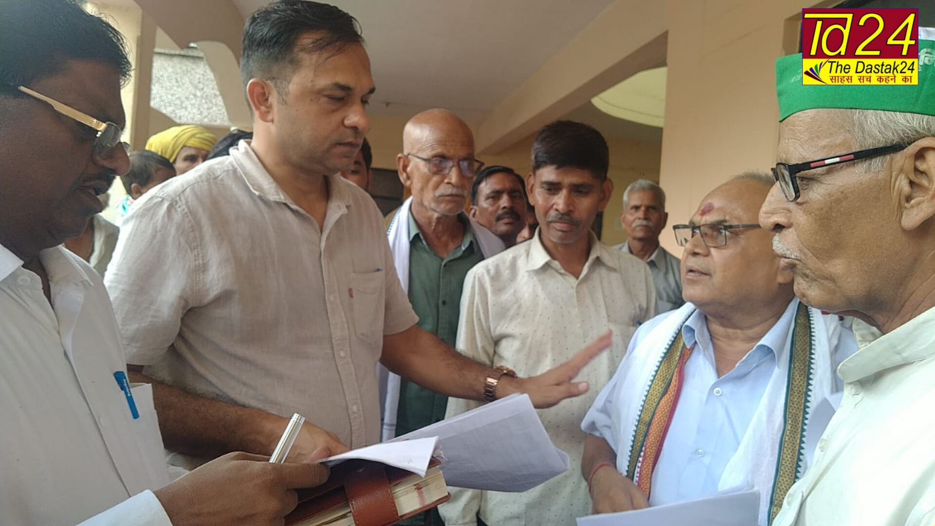 फर्रुखाबाद:भाकियू भानू ने जनसमस्याओं को लेकर धरना प्रदर्शन कर आठ सूत्रीय ज्ञापन एसडीएम को सौंपा।