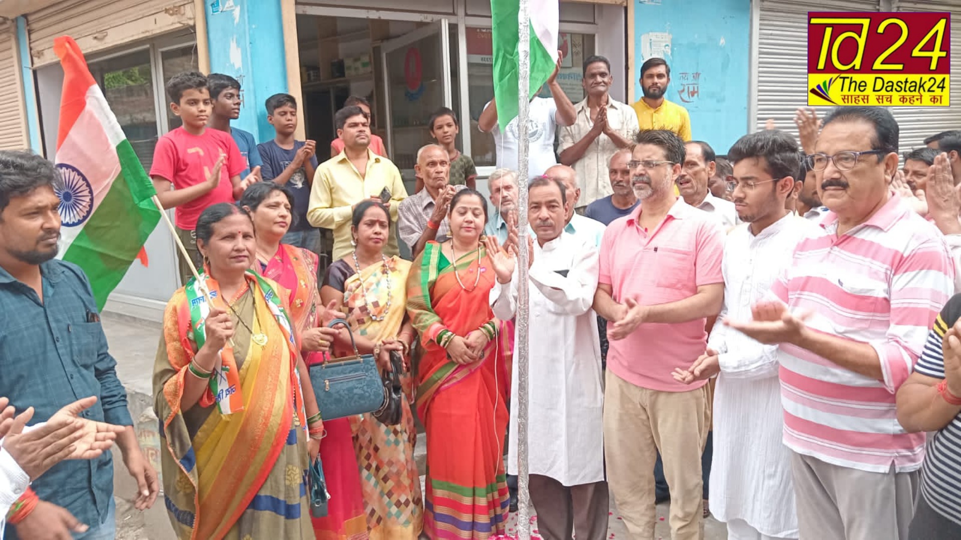 फर्रुखाबाद:नगर उद्योग व्यापार मंडल मिश्रा गुट ने 78वे स्वतंत्रता दिवस पर वरिष्ठ व्यापारी ने फहराया झंडा